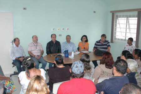 Reunião no Orestes Ôngaro discute saúde, transporte e planejamento.